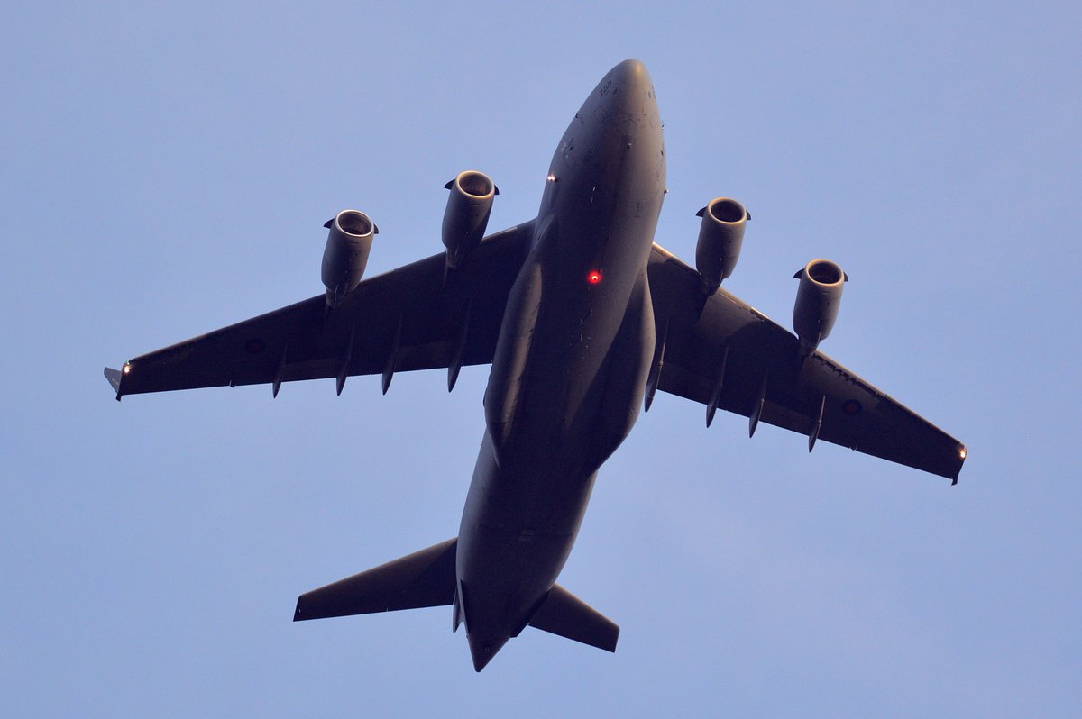 jamyt123's tweet photo. And finally, a lovely sequence of approaches from a @RoyalAirForce @BoeingDefense C-17 Globemaster III #ZZ171 #RRR821 #ASCOT821 from @RAFBrizeNorton's @99Sqn to finish the afternoon excitement at @EMA_Airport  #avgeek #egnx #c17 https://t.co/iFP3AImdqD