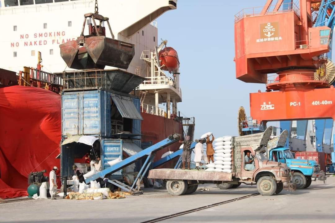 InsafPKTV's tweet image. #Gwadar Port is fully operational. DAP fertilizers, LPG, Containers are being processed in Gwadar Port with high efficiency.

#PakistanMakingProgress