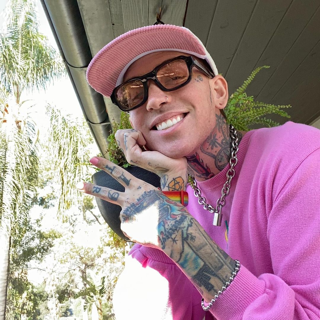 MTV's tweet photo. It's @iamblackbear's birthday, and I hope he has the most amazing day because he deserves the world. 🖤💖 https://t.co/mSshLjmdOF