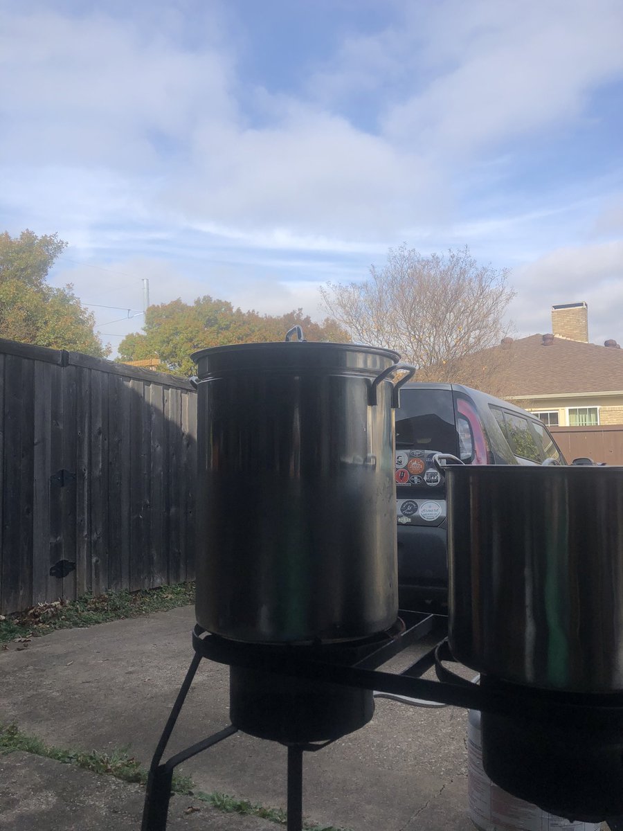 BrewingHappy's tweet photo. After a 12 hour brew day at work, I like to relax by brewing 5 gallons at home! #brewerlife #beer #brewday https://t.co/7cjXb3kjrR