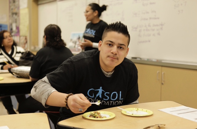 GasolFoundation's tweet photo. #VIDA! parents love preparing #HealthyRecipes 🧑🍳 They understand the importance of being #HealthyRoleModels 👍 By going food shopping together as a family 🛒, getting creative in the kitchen 😋, & eating healthy #snacks & #meals 🍽, you can be a healthy role model, too 👍 https://t.co/0RxmF8YIrB