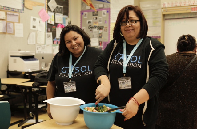 GasolFoundation's tweet photo. #VIDA! parents love preparing #HealthyRecipes 🧑🍳 They understand the importance of being #HealthyRoleModels 👍 By going food shopping together as a family 🛒, getting creative in the kitchen 😋, & eating healthy #snacks & #meals 🍽, you can be a healthy role model, too 👍 https://t.co/0RxmF8YIrB