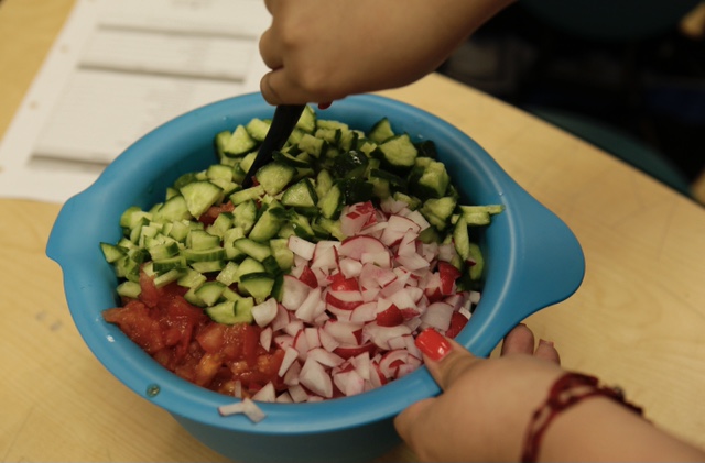 GasolFoundation's tweet photo. #VIDA! parents love preparing #HealthyRecipes 🧑🍳 They understand the importance of being #HealthyRoleModels 👍 By going food shopping together as a family 🛒, getting creative in the kitchen 😋, & eating healthy #snacks & #meals 🍽, you can be a healthy role model, too 👍 https://t.co/0RxmF8YIrB