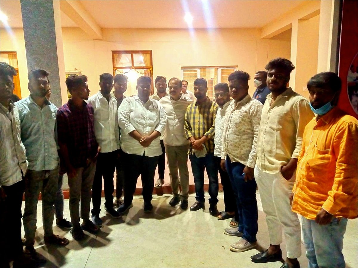 UDAYKIRANTony1's tweet photo. Respectfully Met our Chevella MP Dr.Ranjith reddy garu @DrRanjithReddy with our TRS youth #rajendranagar🇮
#trsteam #trsparty #voteforcar #koranidayanand #koraniudaykiran #jaitelangana https://t.co/8Xu6y3ibhL