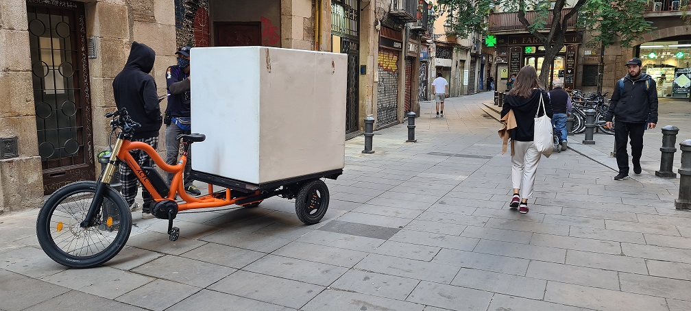 bicicletaAMB's tweet photo. Us deixem aquí enllaç al video i documentació de la jornada “Necessitats i oportunitats de la #ciclologística”, que vam organitzar la setmana passada amb professionals del sector.
Més de 3 hores de compartir coneixement i experiències!

https://t.co/C46GzxJP7S #AMBbici https://t.co/GqBPlAlfFk