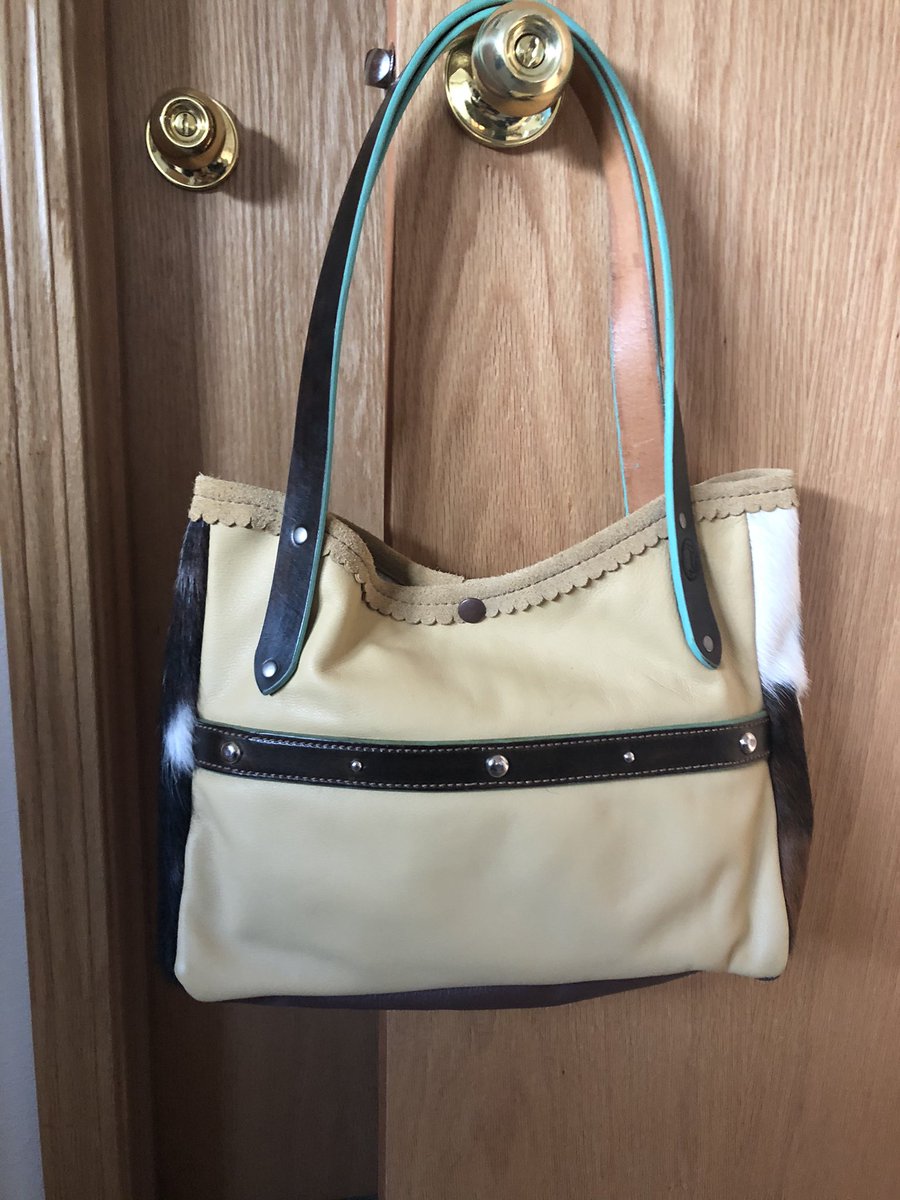 hgleatherworks's tweet photo. And just like that...Christmas orders are closed! However, we have this handmade purse ($150) and earrings ($25 for one pair, $45 for both) ready to ship in time for the holiday season. We are so grateful for your support over the past few weeks. After Christmas sales coming! https://t.co/96zhuYACWp