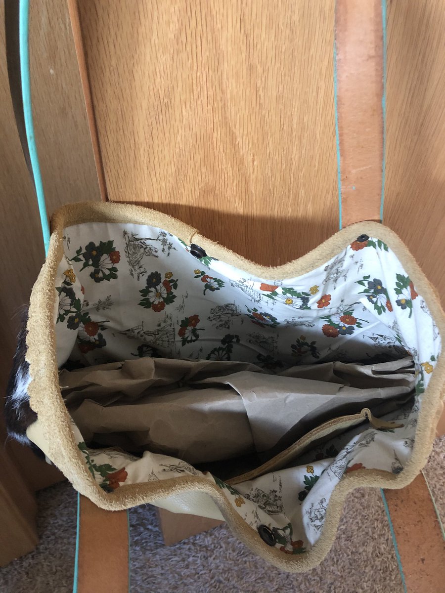 hgleatherworks's tweet photo. And just like that...Christmas orders are closed! However, we have this handmade purse ($150) and earrings ($25 for one pair, $45 for both) ready to ship in time for the holiday season. We are so grateful for your support over the past few weeks. After Christmas sales coming! https://t.co/96zhuYACWp