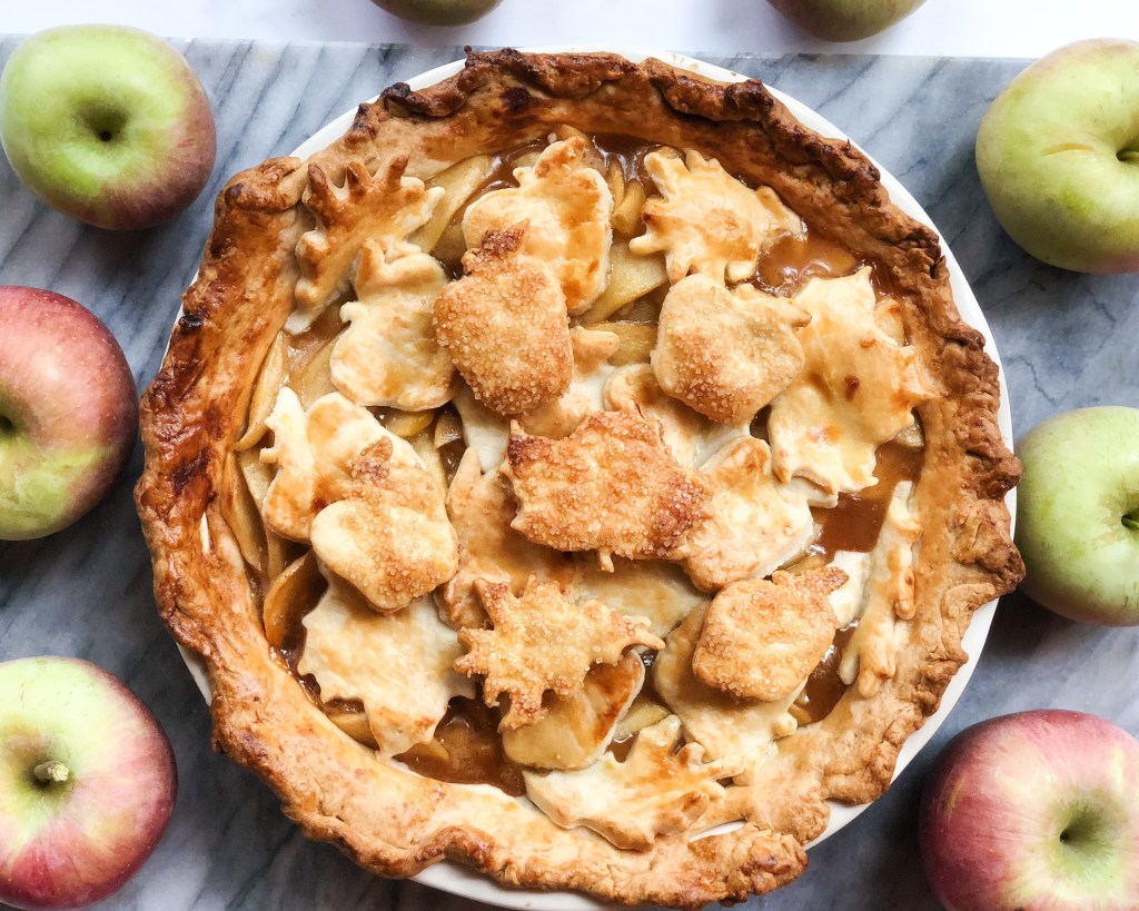 Make your upcoming Thanksgiving festivities sweeter with a Spiced Apple Pie! 🥧 Recipe from Ritzy Mom Blog: bit.ly/2mZTvmk
