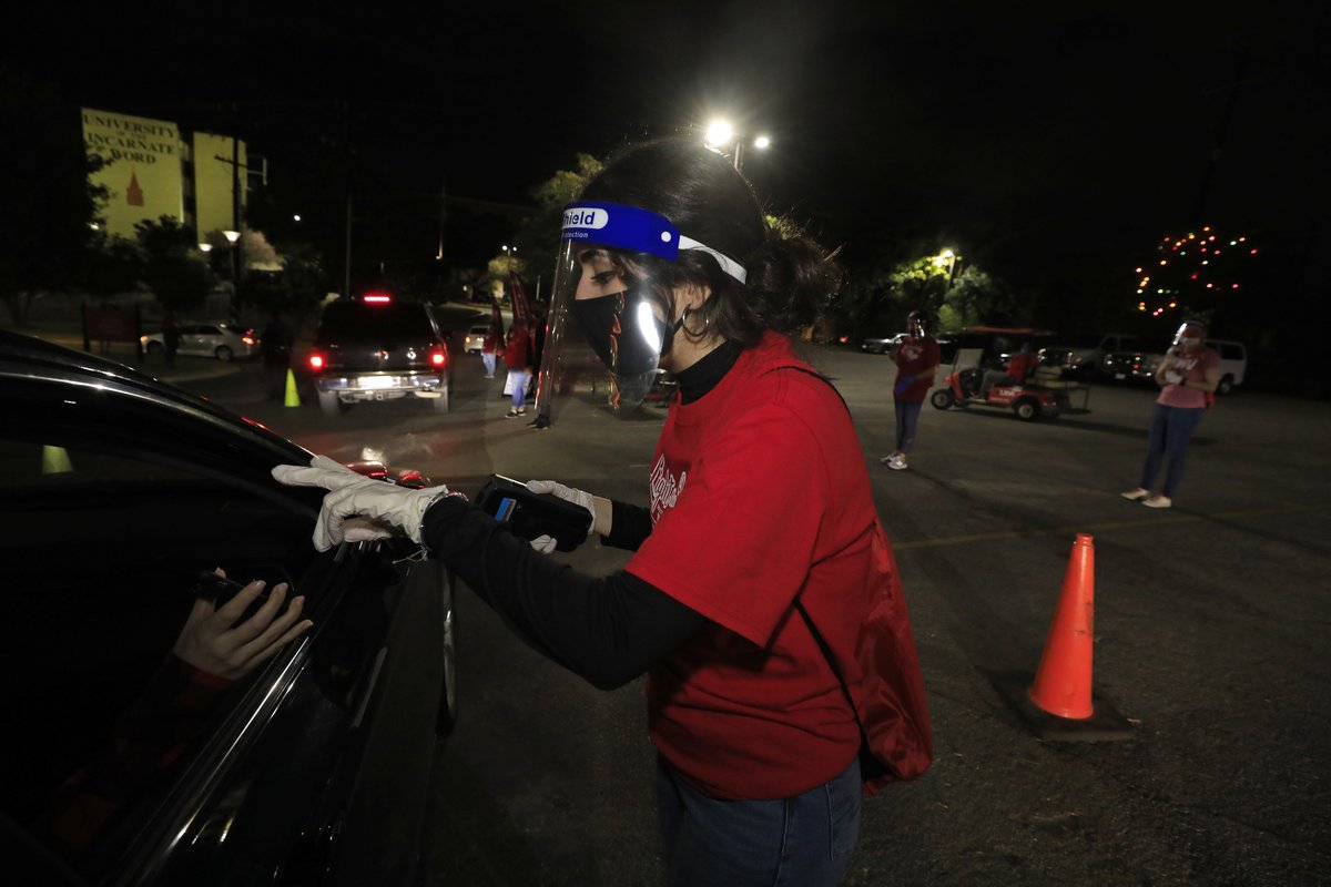 uiwcardinals's tweet photo. We had such a blast at Light the Way this weekend, and it wouldn't have been possible without our AMAZING employees, volunteers and performers! Thank you to these wonderful individuals for sharing the Christmas spirit with our UIW family and guests! #LTW2020 https://t.co/TjQIVtqihd