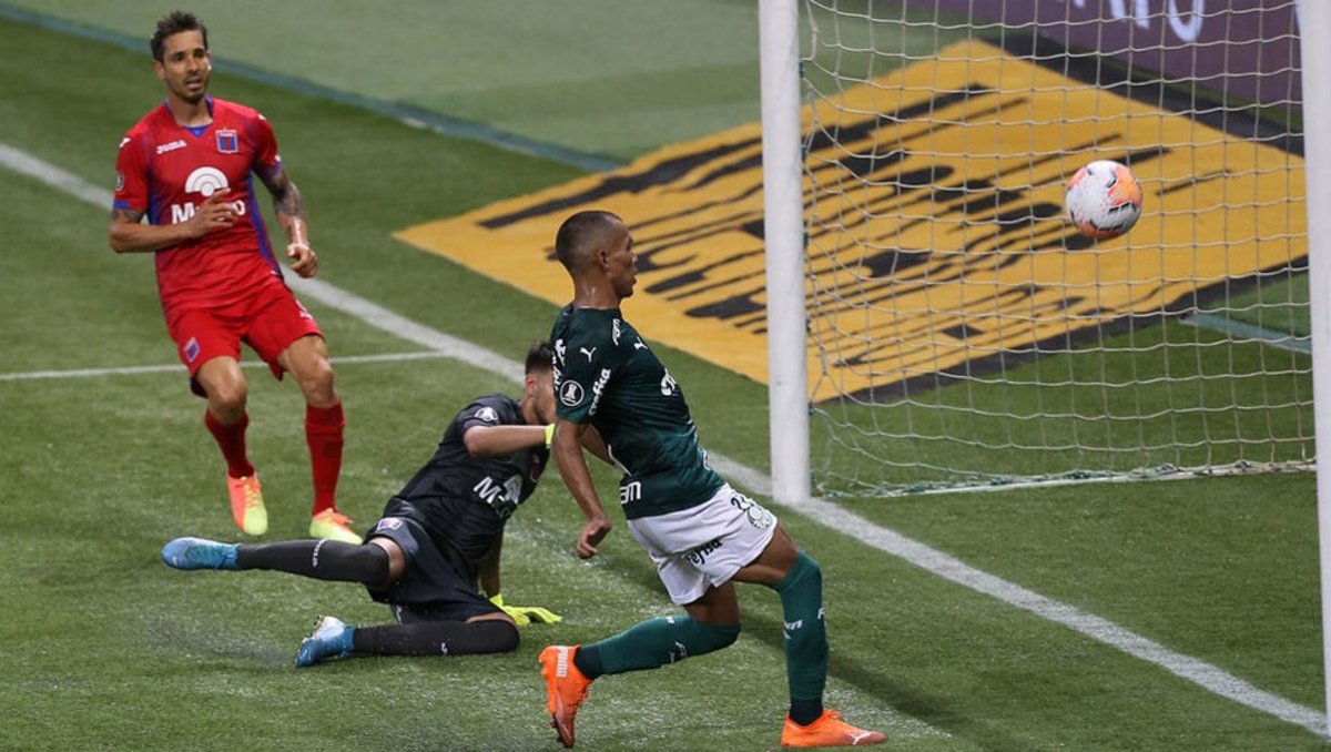 Una de las jóvenes promesas del continente juega para el Palmeiras. Hablamos de Gabriel Verón. El balón de oro del Brasil campeón de mundo sub 17 en 2019 es el jugador más joven en la historia del Verdao en convertir por Libertadores.