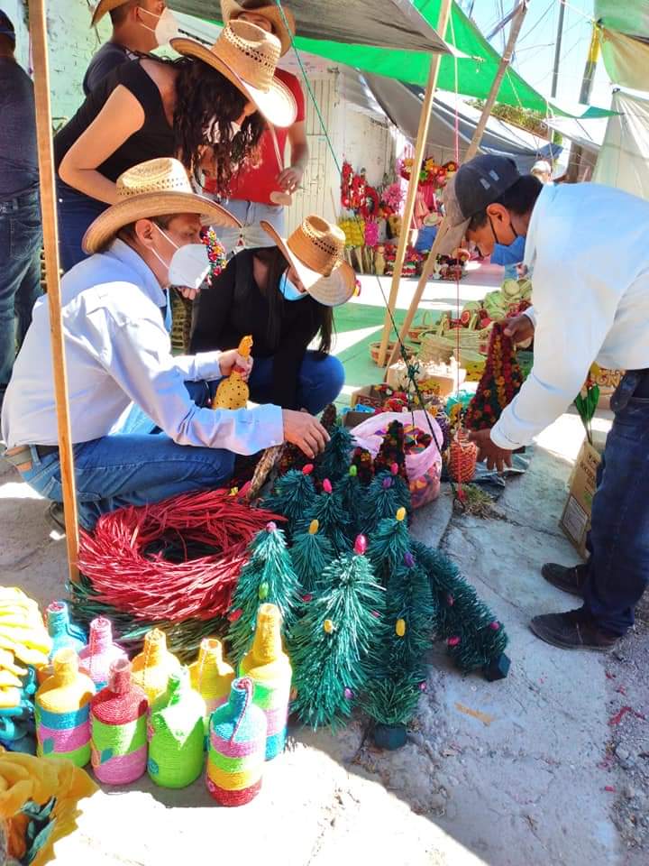 Visitamos a nuestros amigos artesanos en el Tradicional Mercado de Chilapa en compañía de algunos jóvenes, quienes compartieron con nosotros la grata experiencia de caminar y conocer las hermosas artesanías que hacen en las distintas comunidades nuestros paisanos.
#ChilapaNosUne