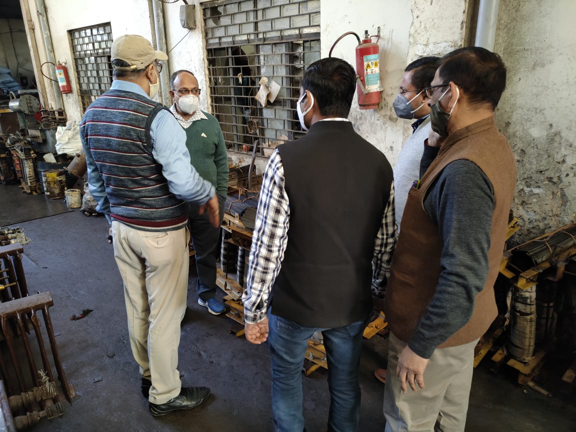 SE workshop Meerut inspected Meerut workshop on dt 23.11.2020 &amp; instructed to concern for quality repairing of damaged transformer &amp; timely replacement of damaged transformer.
<a href="/MdPvvnl/">MD Pvvnl</a>
<a href="/SEworkshopPVVNL/">Pankaj Agarwal</a> 
@AEWSBarautPvvnl 
@AEWSBarautPvvnl
