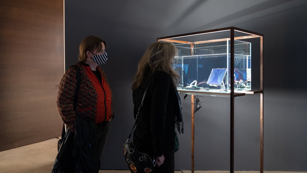 STATEStudioBLN's tweet photo. Can feelings itself be manufactured in a lab? 🦾💗@wonderinganimal's series "Untitled (A Search for Ghosts in the Meat Machine)” examines personhood from different perspectives. Learn more in our talk on Thursday, 7 pm! https://t.co/3CEOmU0TKs #HYPERTOPIA https://t.co/orOdcqCCow