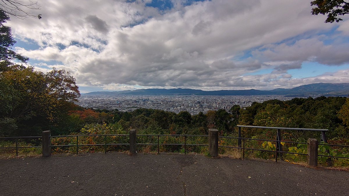 れん Ponkotu 東山山頂公園に行ってきました 嵐山や清水寺は 凄い混雑してたみたいですが ここは 頂上まで渋滞も無く すんなりと 駐車場も空いてました