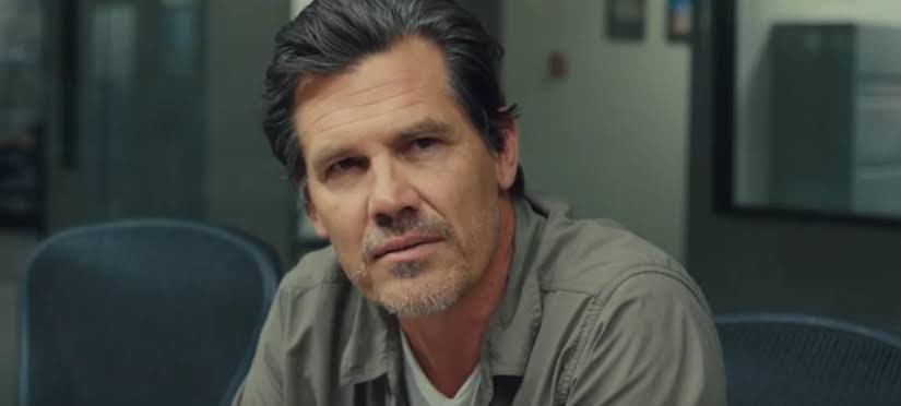On the beige ambiguous side there is Matt Graves (Josh Brolin) the unorthodox leader of the mission. Matt is always dressed in beige, telling us about his neutral and ambiguous point of view.