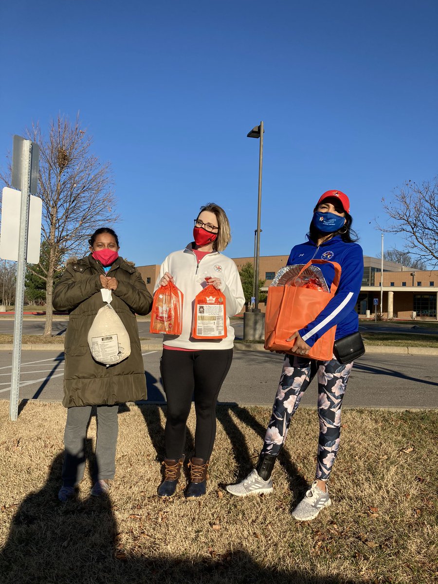 Nieman512's tweet photo. Thank you NAACP for the 30 donated Thanksgiving meals to  NIeman families. @Tenbrink512 @_jenkorn @azteacher2004 @JosieHerrera_3 #niemanstongertogether https://t.co/KmTMmYGqXx