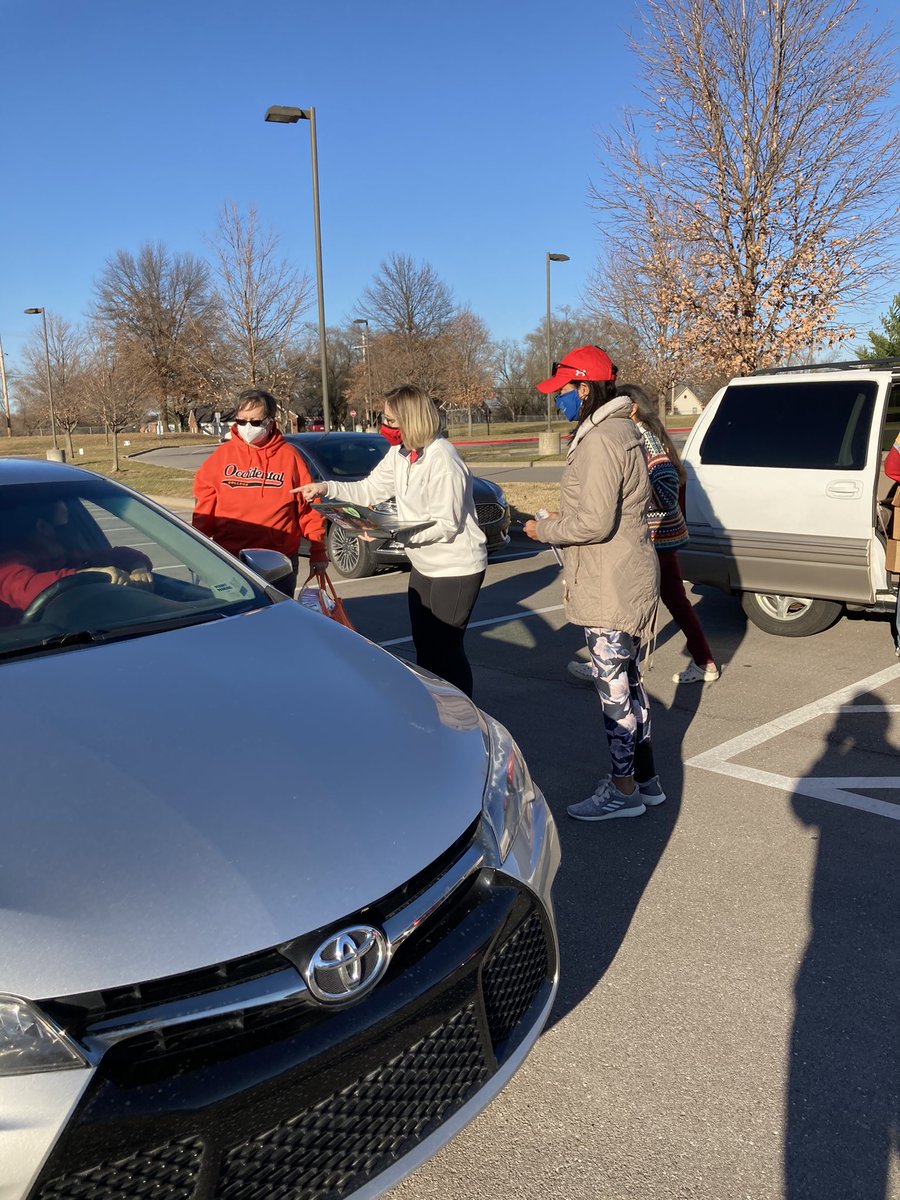 Nieman512's tweet photo. Thank you NAACP for the 30 donated Thanksgiving meals to  NIeman families. @Tenbrink512 @_jenkorn @azteacher2004 @JosieHerrera_3 #niemanstongertogether https://t.co/KmTMmYGqXx