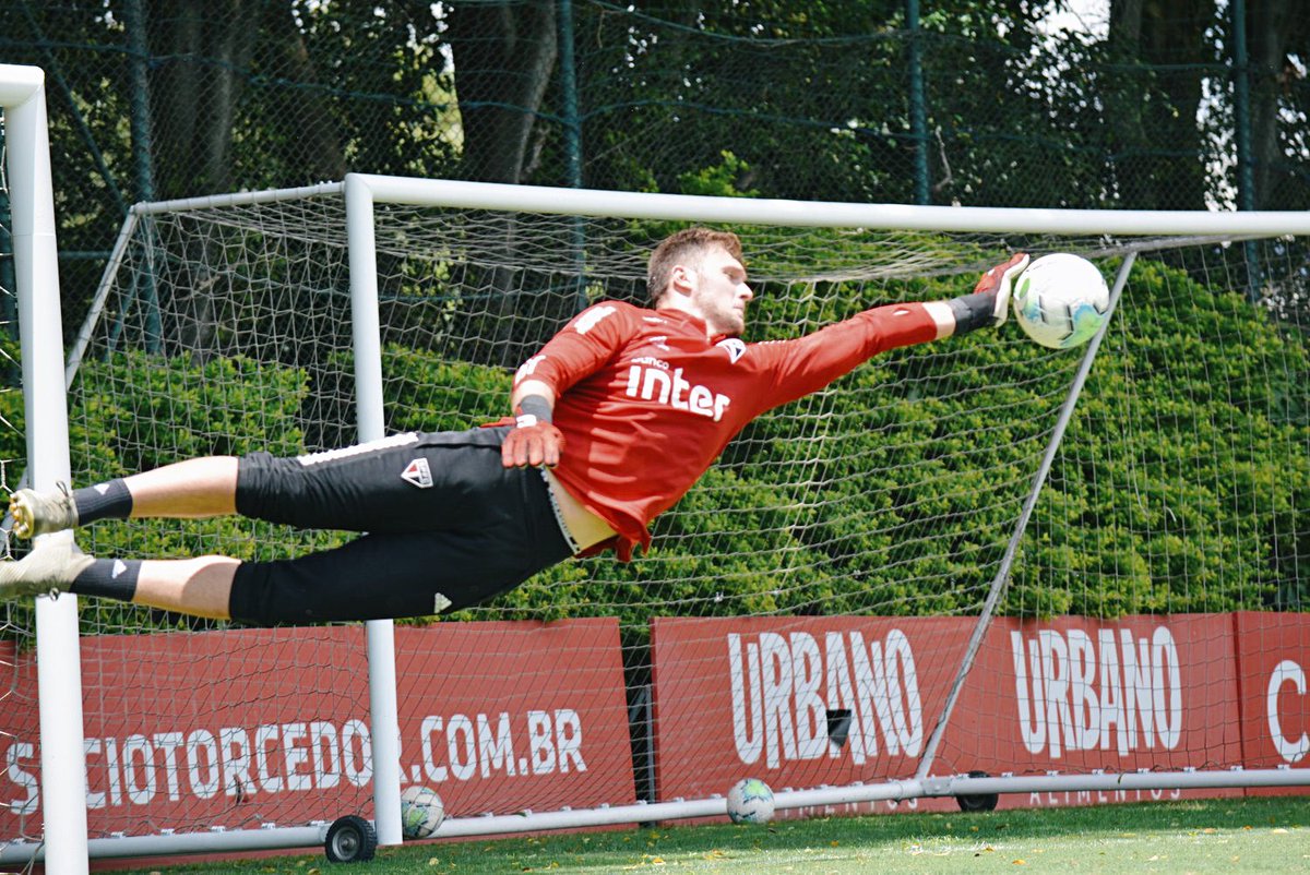 SaoPauloFC's tweet image. 😀🆕

Recuperado lesão no joelho direito, @_LucasPerri treinou pela primeira vez com o elenco.

#VamosSãoPaulo 🇾🇪