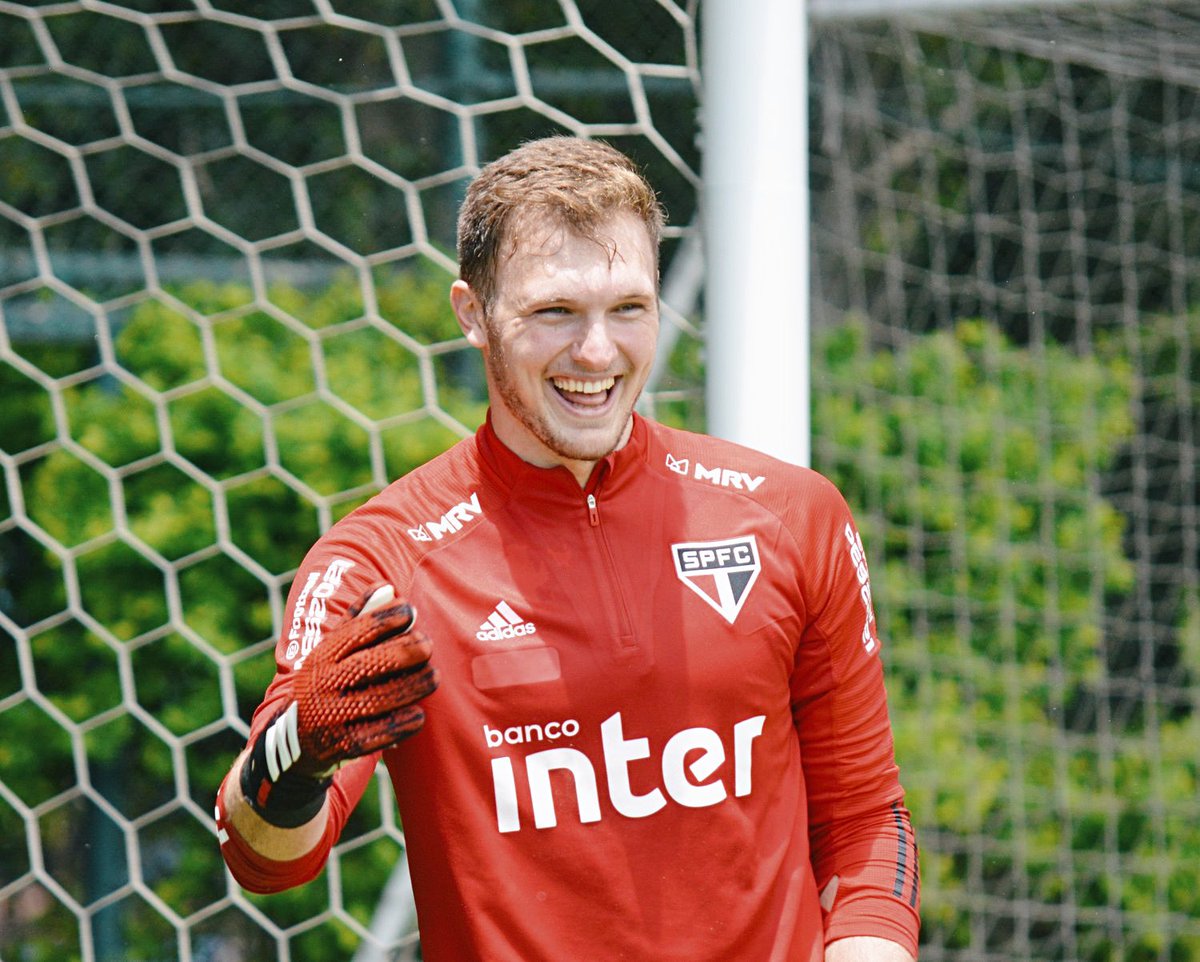 SaoPauloFC's tweet image. 😀🆕

Recuperado lesão no joelho direito, @_LucasPerri treinou pela primeira vez com o elenco.

#VamosSãoPaulo 🇾🇪