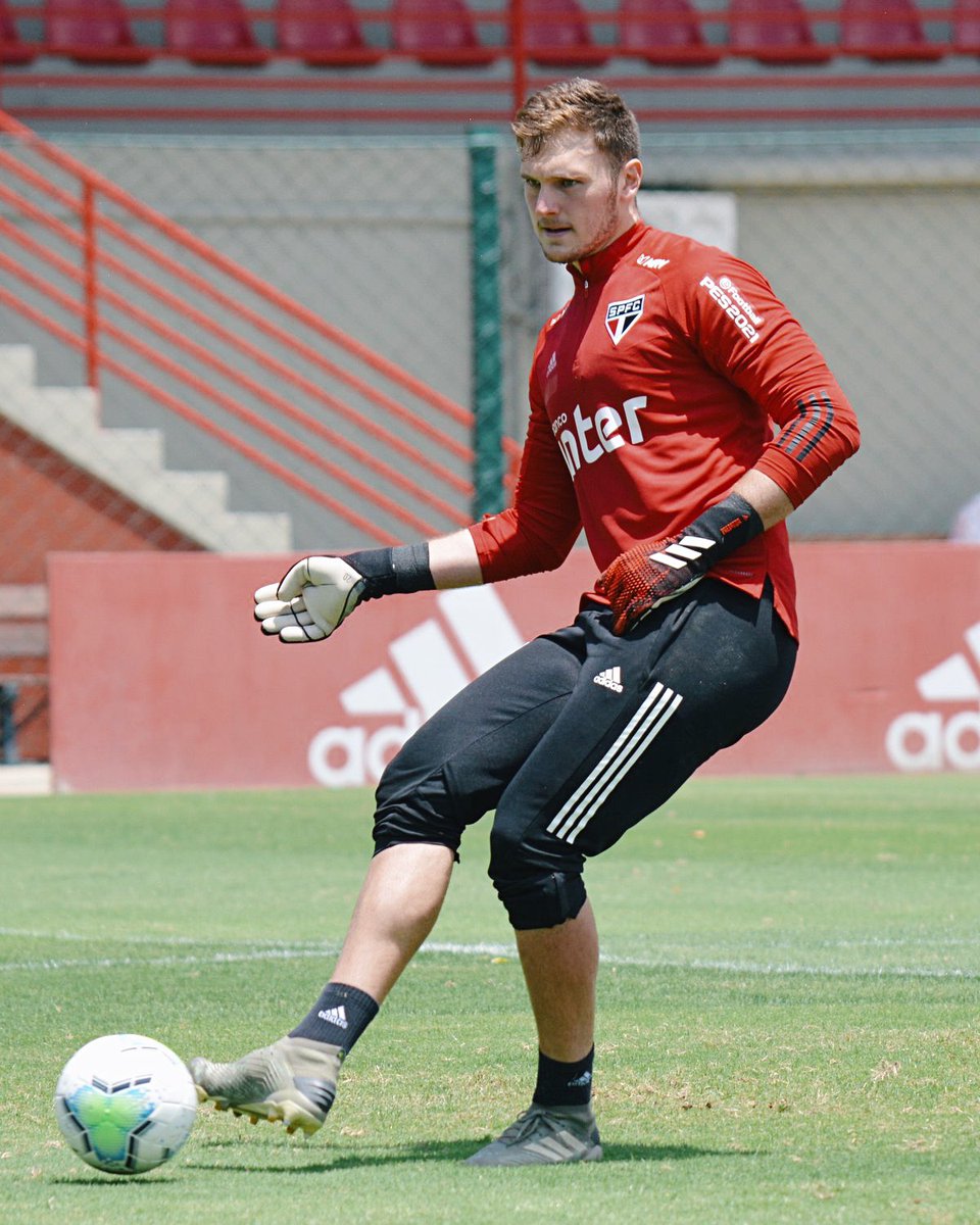 SaoPauloFC's tweet image. 😀🆕

Recuperado lesão no joelho direito, @_LucasPerri treinou pela primeira vez com o elenco.

#VamosSãoPaulo 🇾🇪