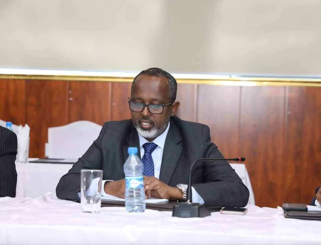 Cadare2021's tweet photo. Daahir Geelle oo ka hadlayey shirka maanaalintii 3-aad ee Midowga Musharaxiinta ayaa yiri"Dowladda waxaan rab inaan halkan uga sheegno inay joojiso abaabulka colaadeed ee ka dhanka ah doorasho xor ah" https://t.co/ydaSSBb2aP