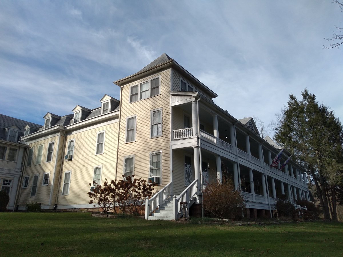 NAPSparanormal's tweet photo. What's up everyone. Sorry for the silence lately but we've been slammed! Just investigated the @GrandOldLadyNC and had a great time. You guys should check the place out and you even get to spend the night!
#NAPSparanormal #grandoldlady #ghosts #mountaingetaway #scenic #haunted https://t.co/npzWiNfUo1