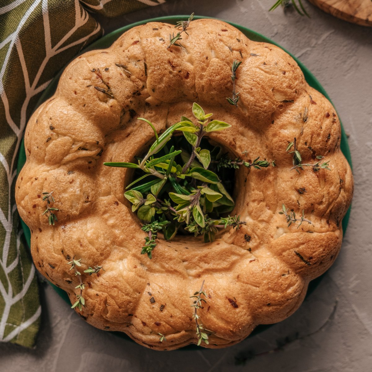 's tweet image. It's fluffy, it's delicious, it's herby. It's super bread! 

yuzubakes.com/recipes/herb-b…

#plantbased #herbbread