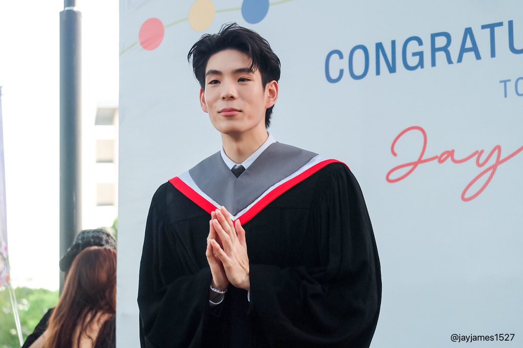jayjames1527's tweet photo. 23112020 

Congratulations @JJksnp 👨🏻‍🎓💙

— ยินดีด้วยนะครับคนเก่ง 🎉

#JAYLERR 
#JAYLERRsGraduation https://t.co/AE2hpDS1mF