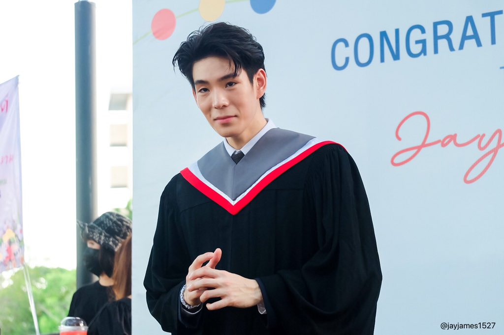 jayjames1527's tweet photo. 23112020 

Congratulations @JJksnp 👨🏻‍🎓💙

— ยินดีด้วยนะครับคนเก่ง 🎉

#JAYLERR 
#JAYLERRsGraduation https://t.co/AE2hpDS1mF