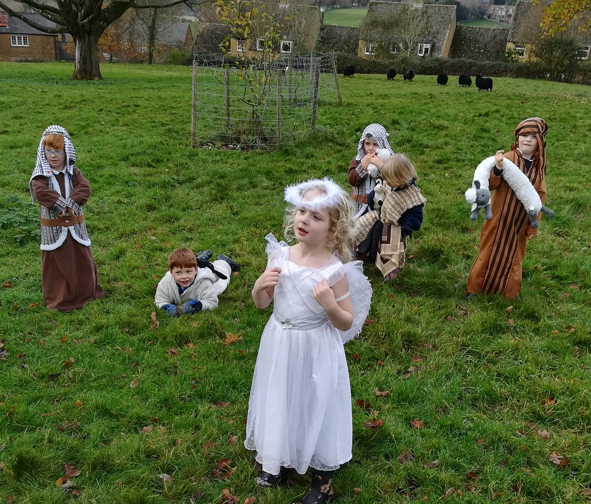 SibfordEYFS's tweet photo. #lockdown positives
Filming our nativity on location in a field of sheep.

#nativity #Christmas2020 #shepherd #christmasplay #eyfs #earlyyears #countrylife #outdoorlearning #BeYouBeSibford #SibfordEYFS #SibfordJS #mondayinspiration @SibfordLearning @SibfordOxon @SibfordJS https://t.co/IlpPvnfPoU