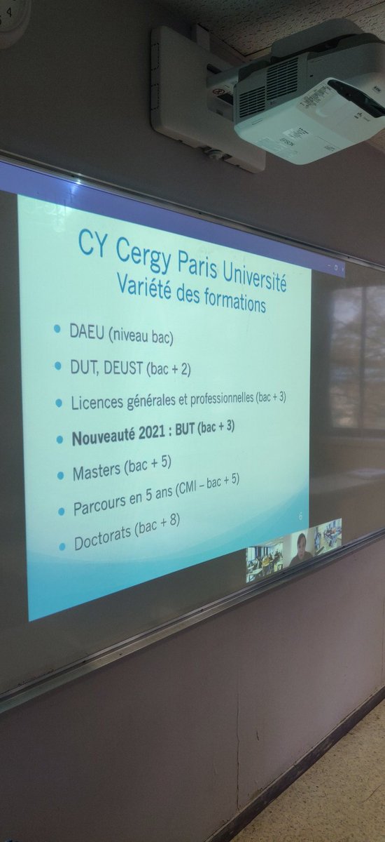 StephaneBaton's tweet photo. Présentation à distance du BUT de l'@UniversiteCergy @cy_iut : zoom sur la réforme des #IUT de septembre 2021 pour nos terminales #STL ! 📙🎖️🎓🔬 https://t.co/fuoczmCIEo