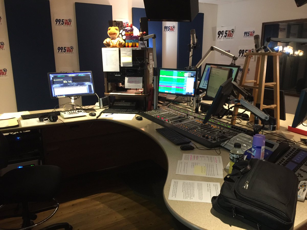 995thewolfdfw's tweet photo. Back someplace I haven’t been to in months. Good to be back (even temporarily). 🤠🎤@BillBowen995 #WolfStudio #CommandCenter #HowlinInVictoryPark #WolfCentral https://t.co/iIZOwtoFki
