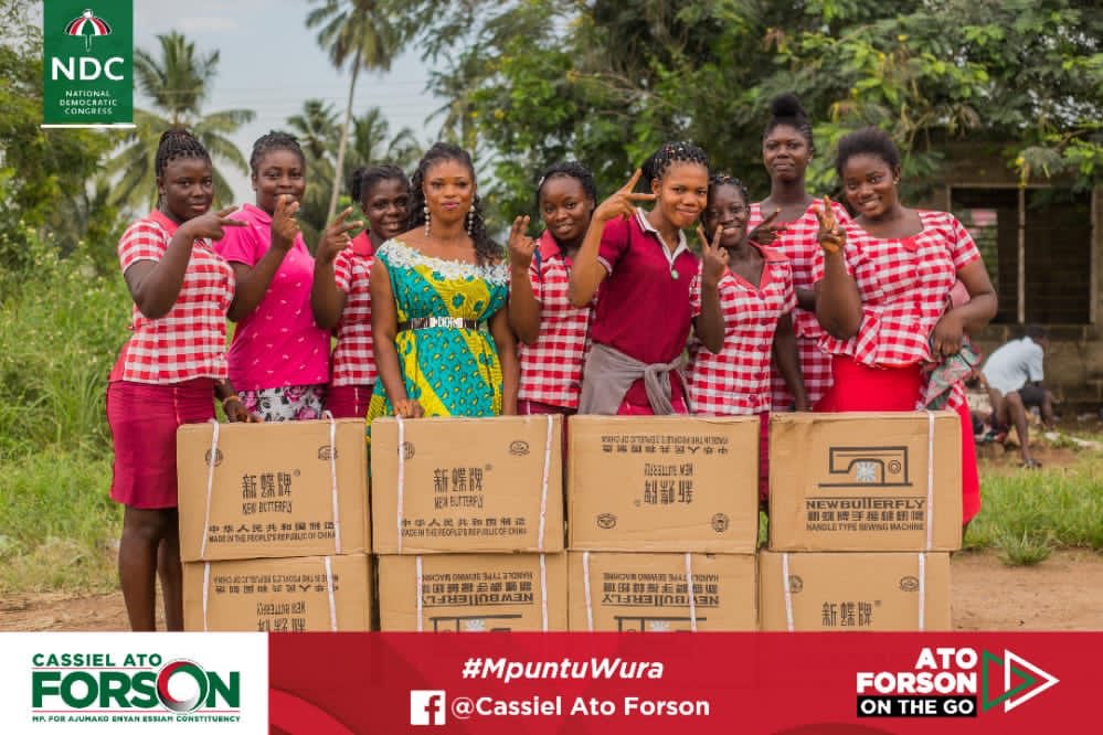 EdwardJnrSam1's tweet photo. They are all happy and excited for the promise delivered by Hon Mpuntu Wura Cassiel Ato Forson.
We will vote massively to Retain you do more us!!
#JMandJane2020
#RetainAtoForson
#MpuntuWura @Cassielforson @KofiBeer1 @DoughanAjumako @PrinceGyamfiMe2 https://t.co/eujfyviKGs