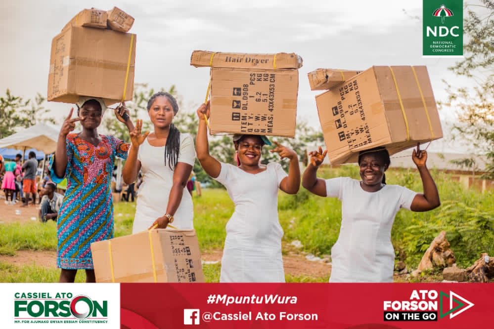 EdwardJnrSam1's tweet photo. They are all happy and excited for the promise delivered by Hon Mpuntu Wura Cassiel Ato Forson.
We will vote massively to Retain you do more us!!
#JMandJane2020
#RetainAtoForson
#MpuntuWura @Cassielforson @KofiBeer1 @DoughanAjumako @PrinceGyamfiMe2 https://t.co/eujfyviKGs