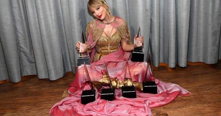 AwardsArtists's tweet photo. Taylor Swift is the most awarded artist in the history of the #AMAs 

With 32 victories https://t.co/IGKq6XajYG