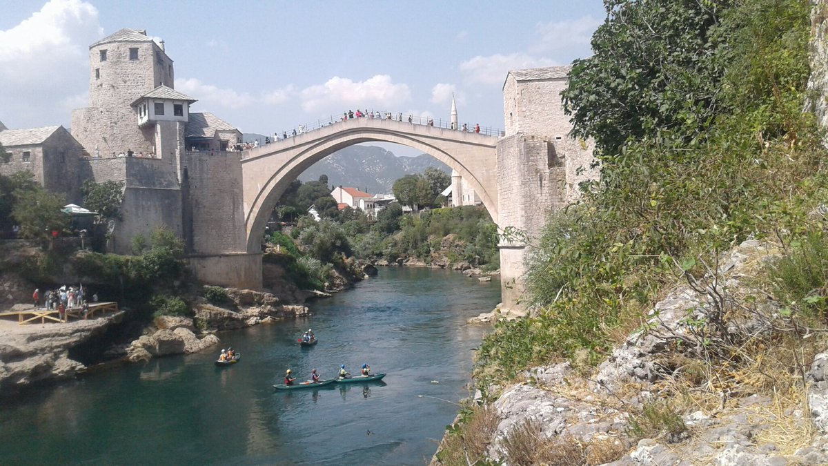 HassaneTraveler's tweet photo. #StariMost 🇧🇦
Se alza orgulloso sobre el río #Neretva, consciente de ser el monumento histórico más famoso de la antigua #Yugoslavia. Origen Otomano, data del siglo XVI y tiene 30 metros de largo por 4 de ancho. A ambos lados se hallan las torres #Halebija y #Tara del siglo XVII. https://t.co/QCZrlNgGZ6