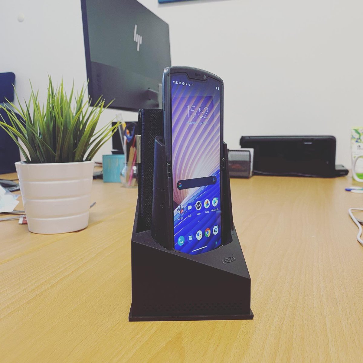 Nostalgie v našich rukách! 😌 Právě začínáme testovat Motorolu Razr 5G. Dejte nám vědět, co vás zajímá a jestli vám to dává smysl! 😉📱 #Motorola #Razr5G #telefon #Razr #mobilizujemecz #testujeme @MotorolaCZ https://t.co/U9xo3TJCyN