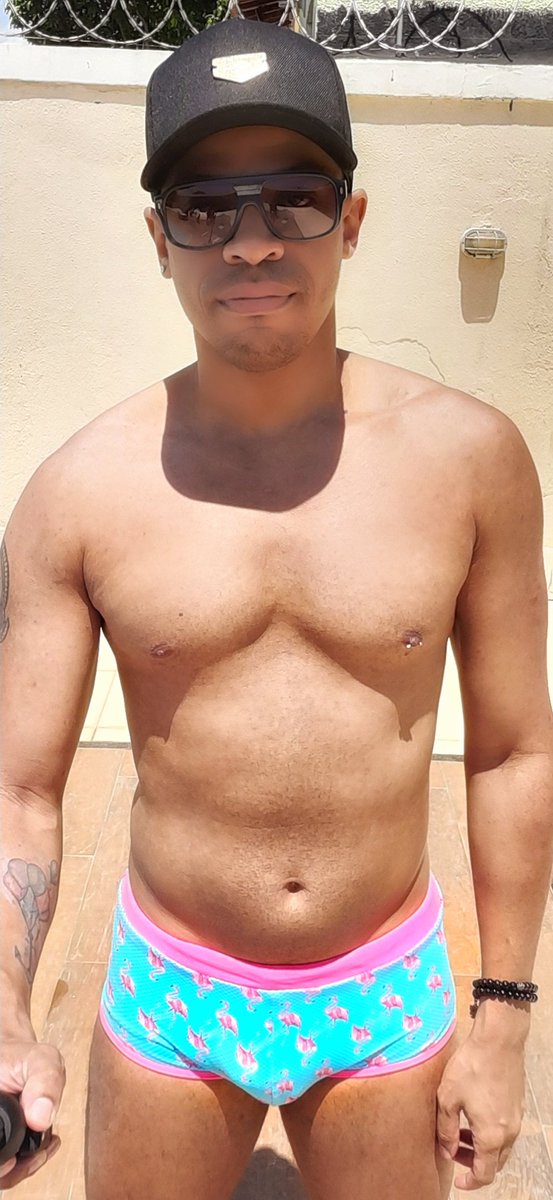 GuihMenegatti's tweet photo. Viva a vida do melhor modo que puder e com a mente sempre livre, leve e clara.
.
.
.
#Feriado #Sol #Calor #Bronze #Piscina #Happy #GoodVibes #BoyRJ #MeninoDoRJ #GarotoRJ #NegroRJ #NegrosLindos #BoyDeBoné #BoyDeOculos #BoyDeSunga #Brasil #RioDeJaneiro #RJ #Errojota #Itaipuaçu https://t.co/asTPdMpOkz