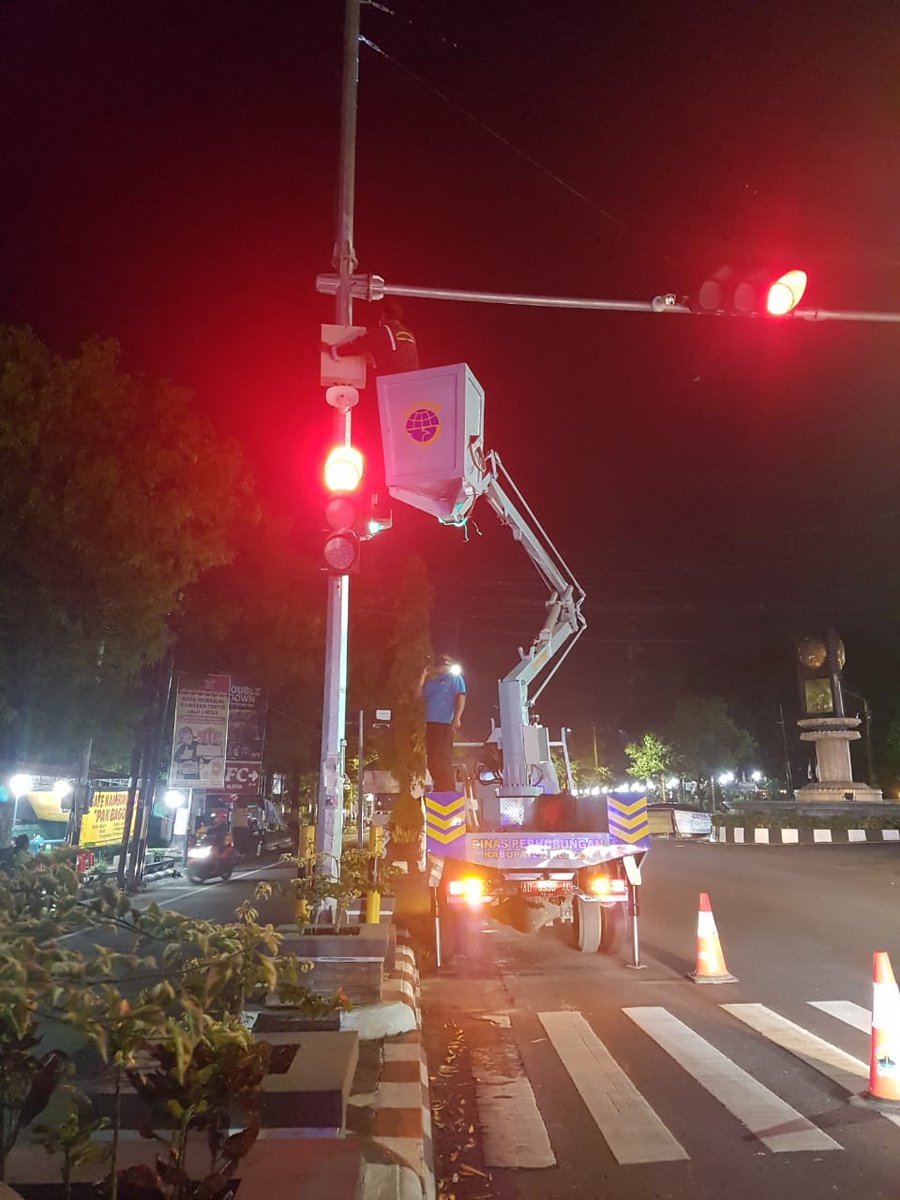 dishubklaten's tweet photo. Senin, 23 November 2020

Giat Perbaikan RPPJ di depan Bank Mandiri menindaklanjuti aduan dari medsos.

#DishubKlaten
#timgerceptrafficlight 
#mrll
#lalulintas
#rppj
#KlatenBersinar https://t.co/YKEi8J1iFo