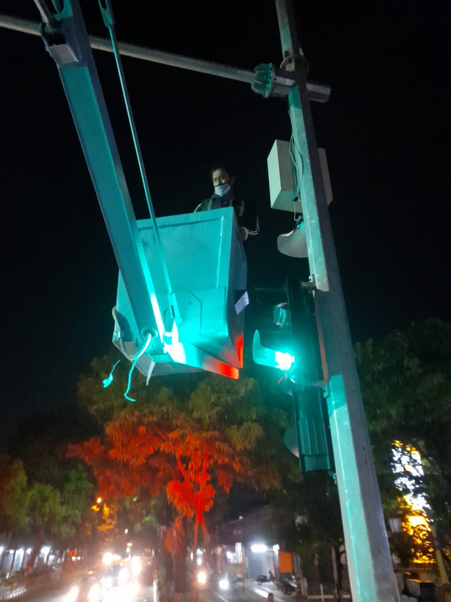 dishubklaten's tweet photo. Senin, 23 November 2020

Giat Perbaikan RPPJ di depan Bank Mandiri menindaklanjuti aduan dari medsos.

#DishubKlaten
#timgerceptrafficlight 
#mrll
#lalulintas
#rppj
#KlatenBersinar https://t.co/YKEi8J1iFo