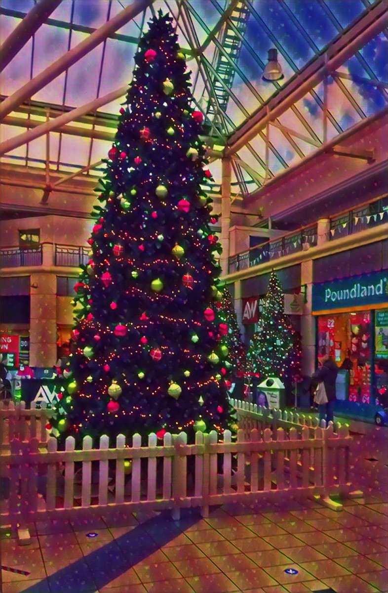 Come see our Christmas Tree <a href="/StElliCentre/">St Elli Centre</a> ..Big thanks to <a href="/Ymlaen_Llanelli/">Ymlaen Llanelli</a> and Llanelli Town Council 🎅#LoveLlanelli #LoveLlanelli@Christmas #Llanelli #LlanelliTown