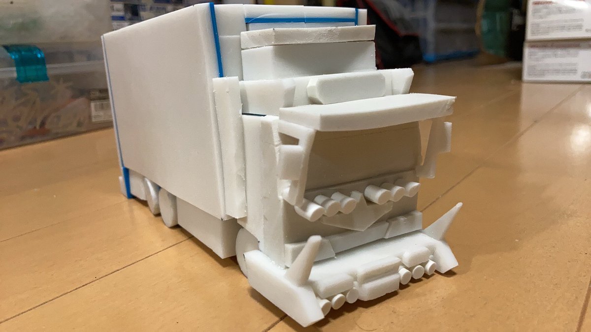 kota_S13_'s tweet photo. 明日テストなので消しゴムでデコトラ作りました。 https://t.co/qFDqBaZ5Cr