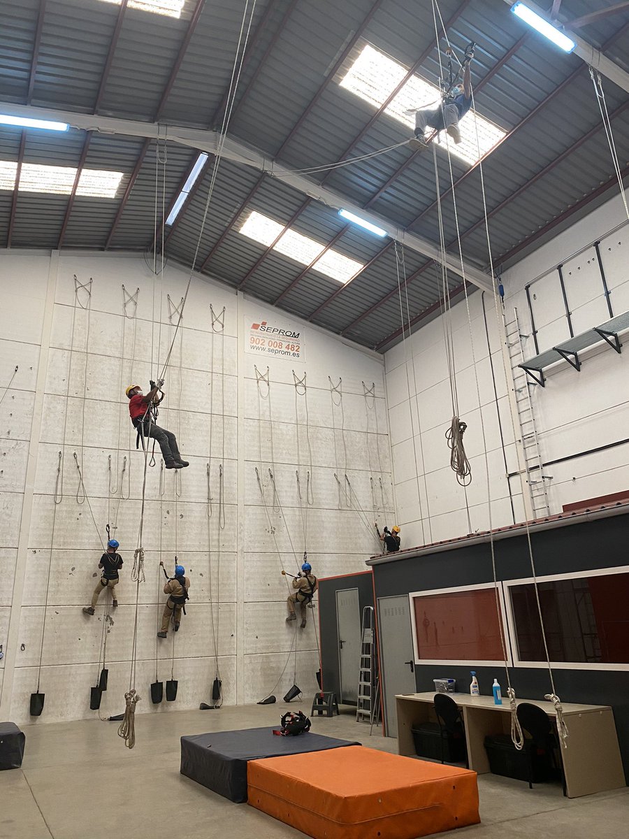 SEPROM_RLS's tweet photo. Hoy comenzamos un nuevo curso de Trabajos Verticales nivel OF-BASIC con acreditación ANETVA. Primera maniobras y toma de contacto. https://t.co/H20gsNgfkQ