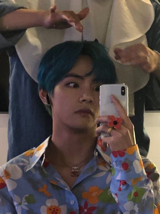 its just a mirror selfie but whYY I am InlOVE wiTh this man and i know i am not the only one