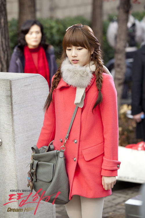SuzyBaeTS's tweet photo. and this is how i met Bae Suzy: #gohyemi https://t.co/iXYHCcVvYh