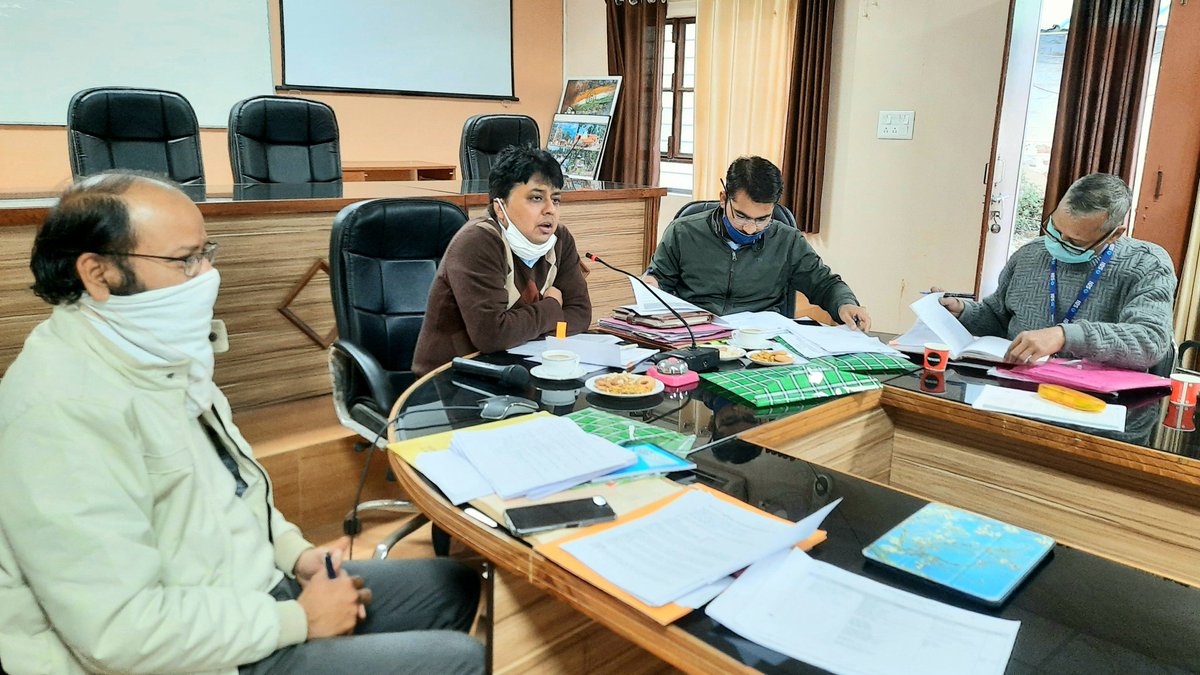 DioAlmora's tweet photo. अल्मोड़ा 23 नवम्बर, 2020 (सू0वि0)- जिलाधिकारी नितिन सिंह भदौरिया ने कलैक्ट्रेट सभागार में डीएलआरसी (जिला स्तरीय पुर्नरीक्षण समिति) की बैठक बैंक अधिकारियों व सम्बन्धित अधिकारियों के साथ ली। https://t.co/IILg1p8l1p