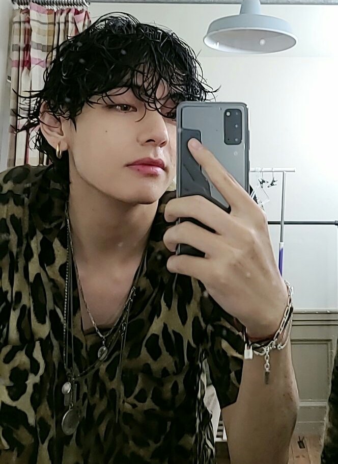 _btsvkookie's tweet photo. KIM TAEHYUNG THIS IS ILLEGA— https://t.co/AhOkiOF4RO