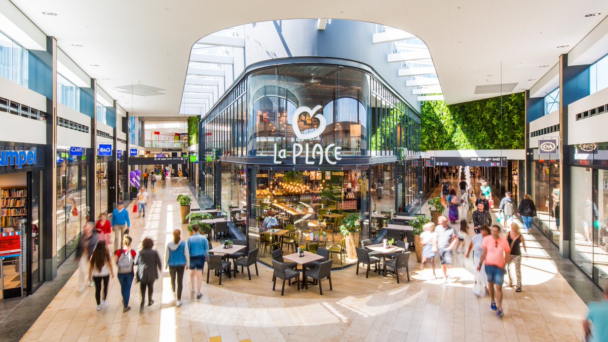 Thanks <a href="/arjenlubach/">Arjen Lubach</a> voor de #mention in je show. Houden we van :) Je bent natuurlijk van harte @welkom in @middenwaard voor Kerstinkopen samen met je vriendin! #middenwaardwereldnieuws