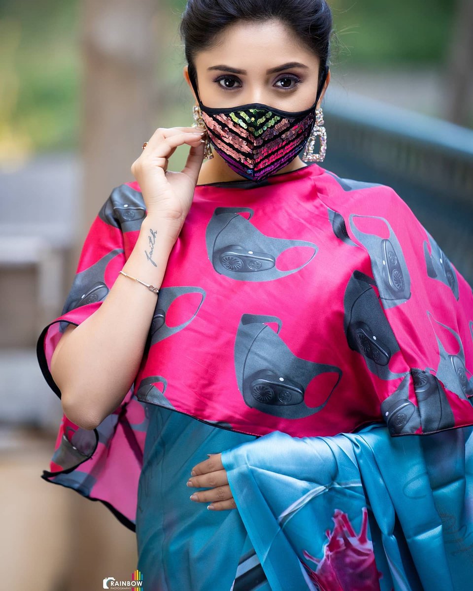 mymoviebazaarka's tweet photo. Costume designer @LaxmiKrishna14 exclusively designed a special saree to promote to wear mask👌👌 👌💖😘💖 @Karunya_oficial

Follow @n_chitraranga

#nammachitraranga #karunya #costumedesigner https://t.co/PvAfoB30sd