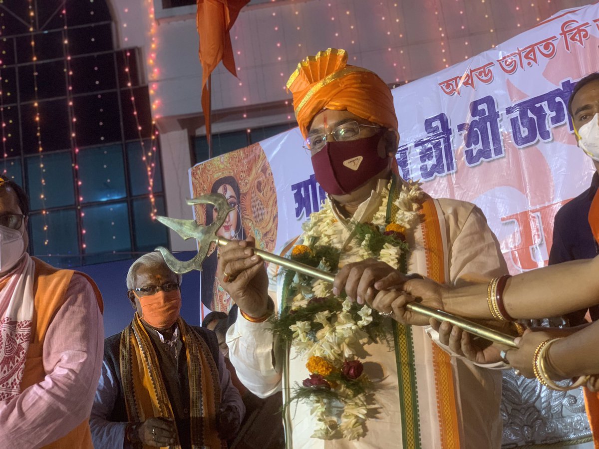 DilipGhoshBJP's tweet photo. Among the devotees gathered at the Jagadhatri Pujo premises at Medinipur organised by “Hindu Yuva Bahini”. https://t.co/FsduEQBIQu